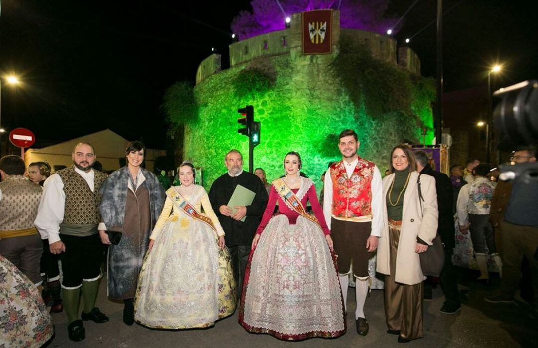 Les Falleres Majors de Gandia junt al pregoner i l'alcaldessa de Gandia  