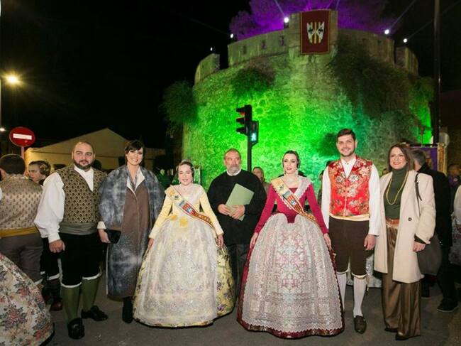Les Falleres Majors de Gandia junt al pregoner i l'alcaldessa de Gandia