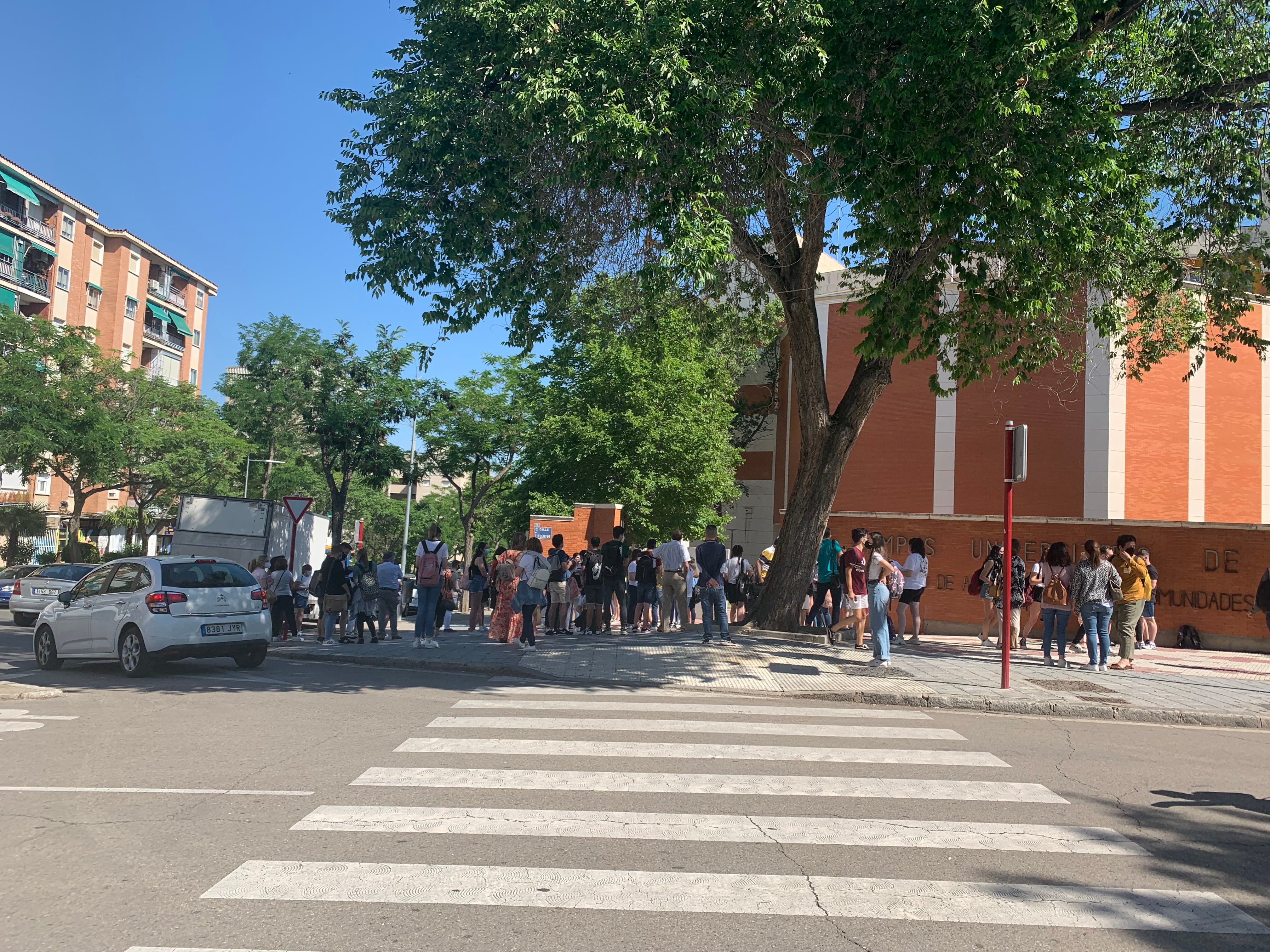 Estudiantes entrando a la EvAU/Foto archivo SER GU