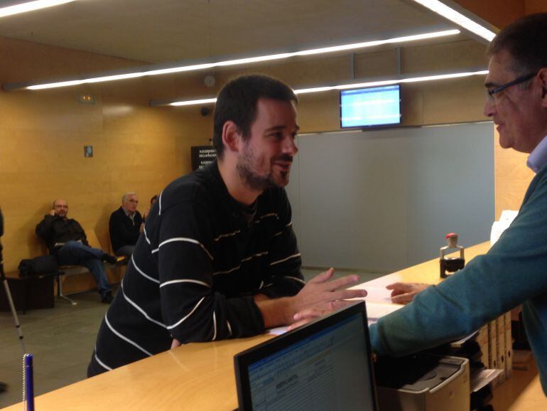 El regidor, Lluc Salellas, presentant el recurs contra l'Ajuntament de Girona el passat mes d'octubre