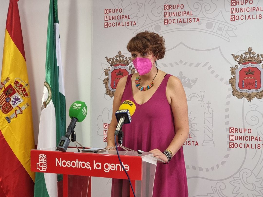 La edil socialista ante la prensa en la Casa del Pueblo