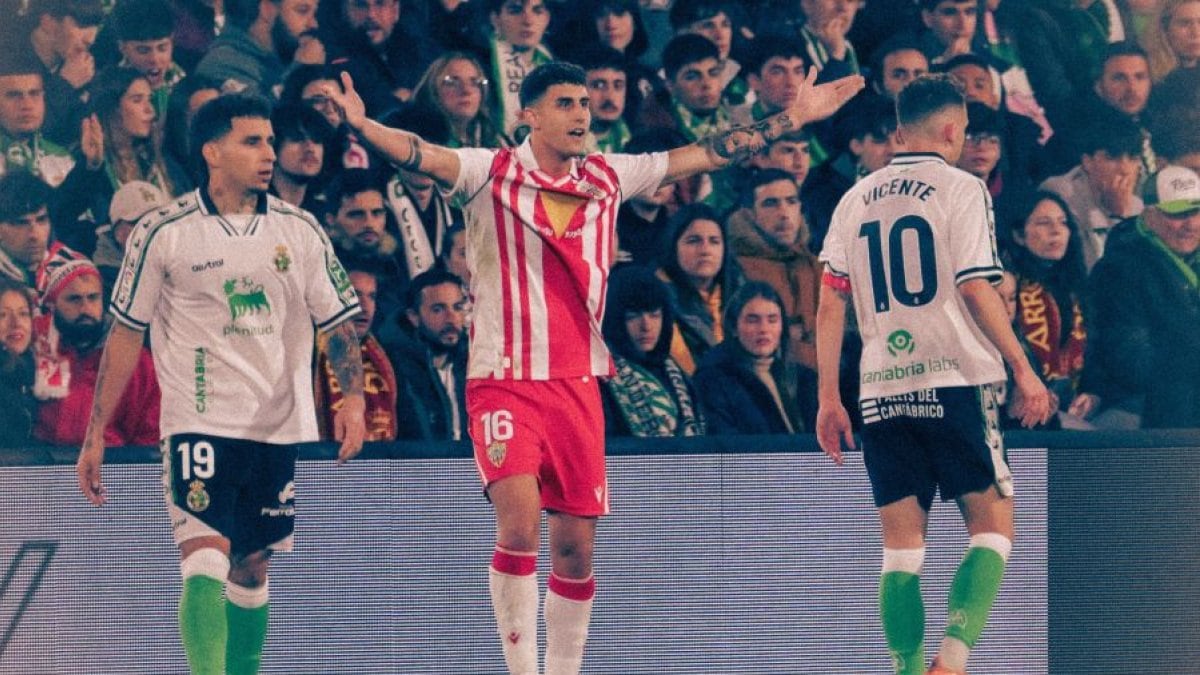 Desesperación y enfado de Marcos Luna en la primera mitad del choque frente al Racing en El Sardinero.