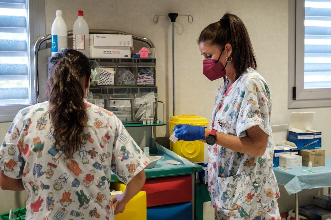 Imagen de archivo de profesionales de pediatría preparando la vacunación infantil