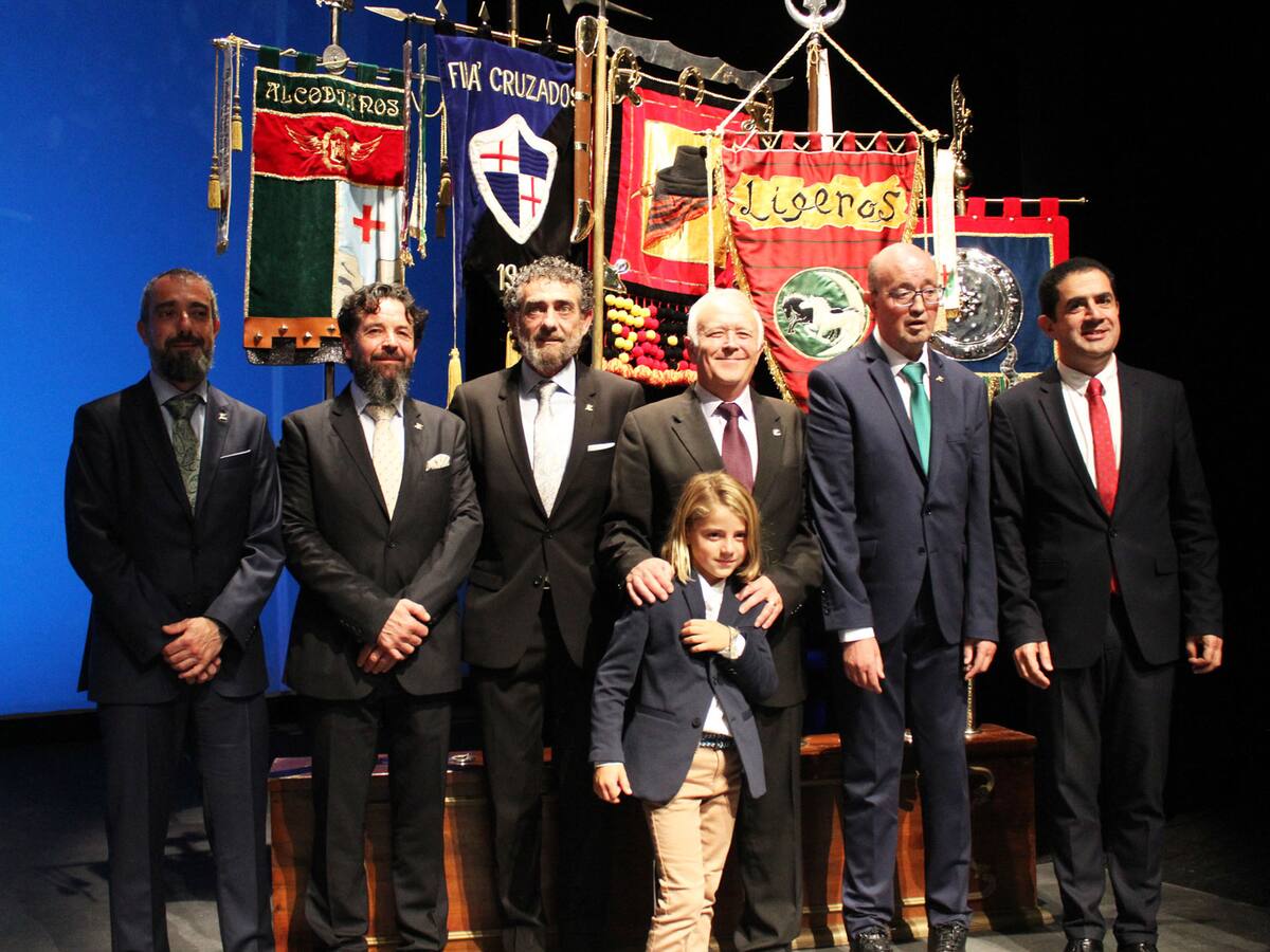 Los cargos de los Moros y Cristianos 2023 de Alcoy ya lucen sus insignias
