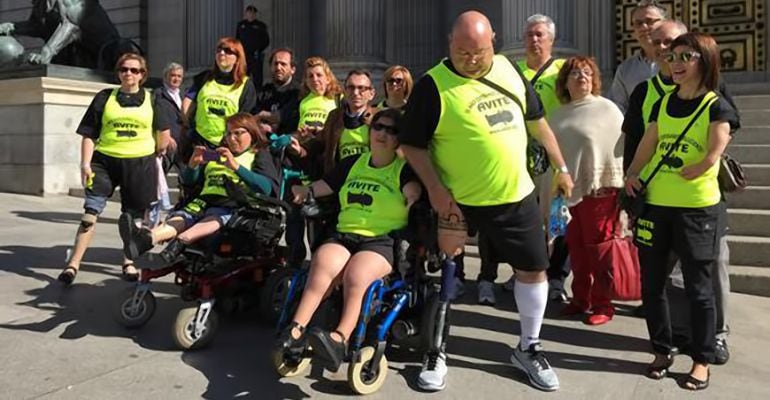 Un grupo de afectados por la talidomida ante las puertas del Congreso de los Diputados.