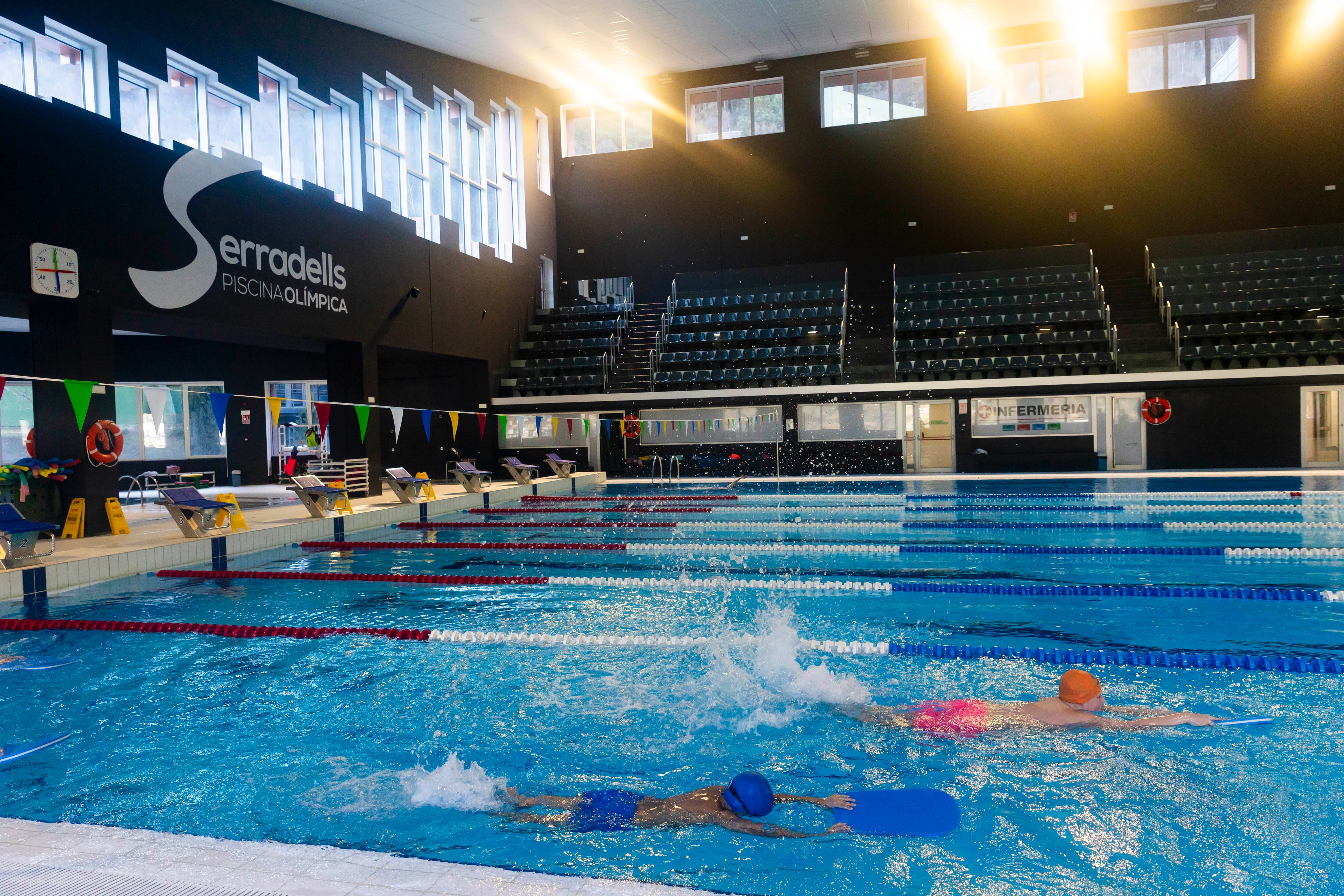 Una de les tasques consisteix a regular l&#039;humitat de la piscina