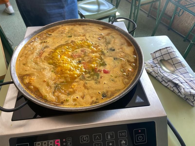 Un opositor a maestro de Murcia se hace viral cocinando una paella frente al tribunal