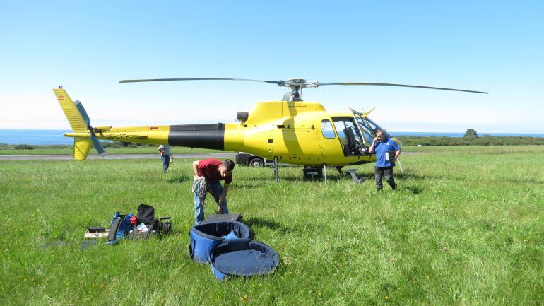 En la imagen el helicóptero que fotografió los montes ribadenses en junio para comprobar el cumplimiento del perímetro de seguridad.