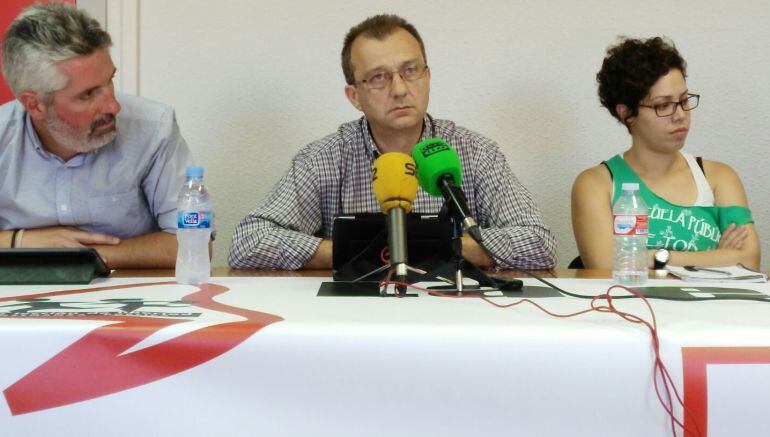 José Luis Pazos (Fapa Giner de los Ríos) sentado entre Fernando Mardones (AAVV) y Ana García (Sindicato de Estudiantes)