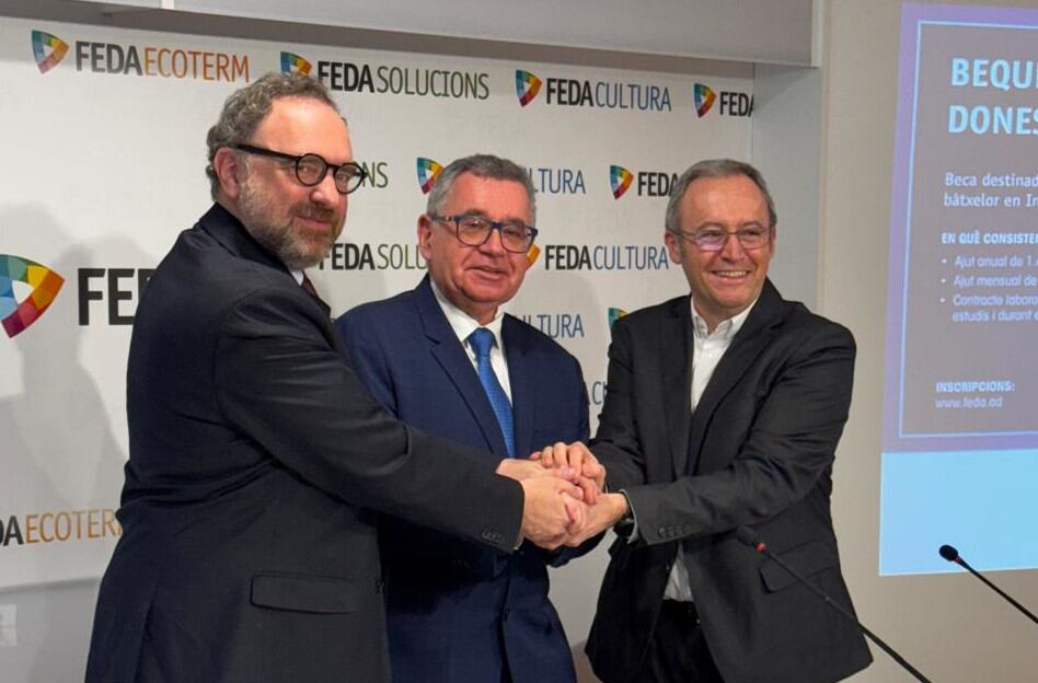 El rector de la Universitat d’Andorra, Juli Minoves; el director general de FEDA, Albert Moles; i el proviseur del Lycée Comte de Foix, Olivier Salvan, donant-se la mà després de rubricar el conveni.