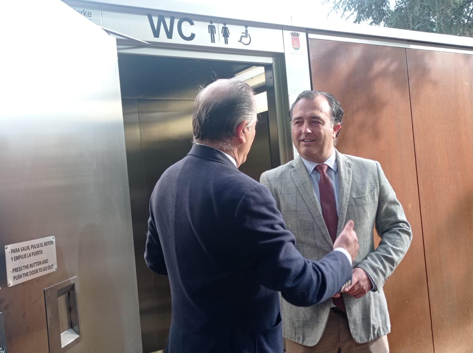 El alcalde de Talavera, José Julián Gregorio, junto al Teniente de Alcalde, David Moreno, inaugurando los aseos autolimpiables