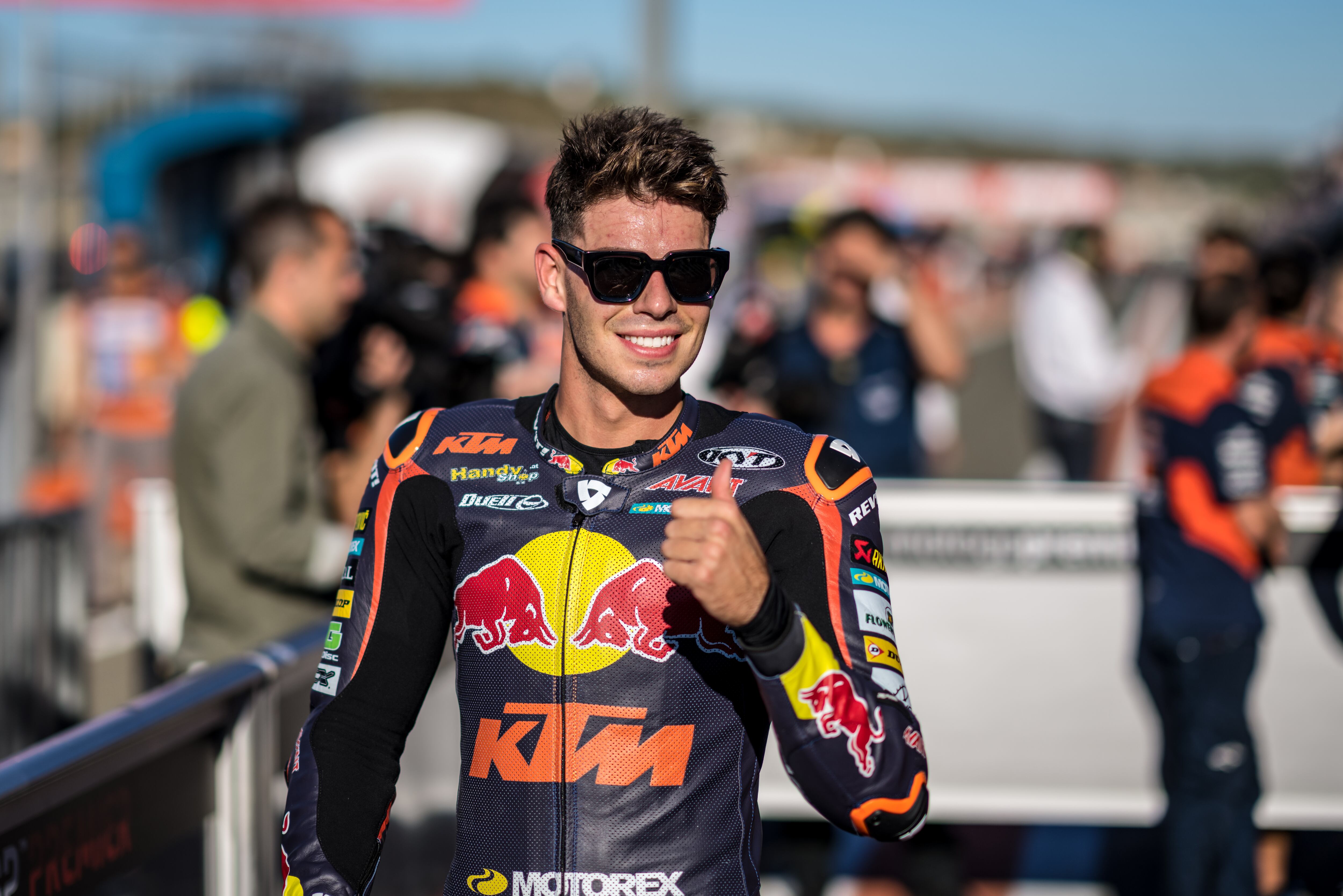 Augusto Fernández, sonriente antes del GP de Cheste.