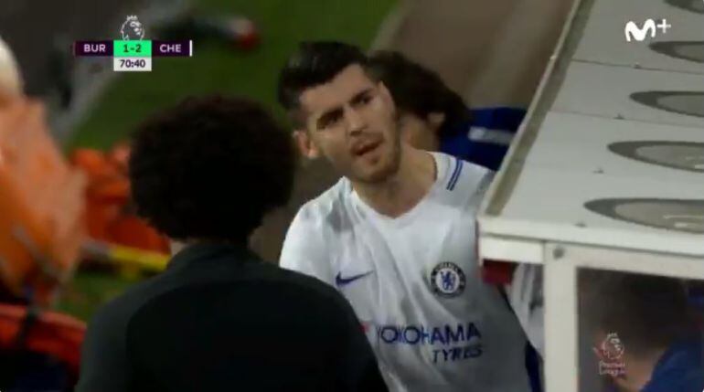 Morata se dirige a la grada después de su sustitución ante el Burnley.