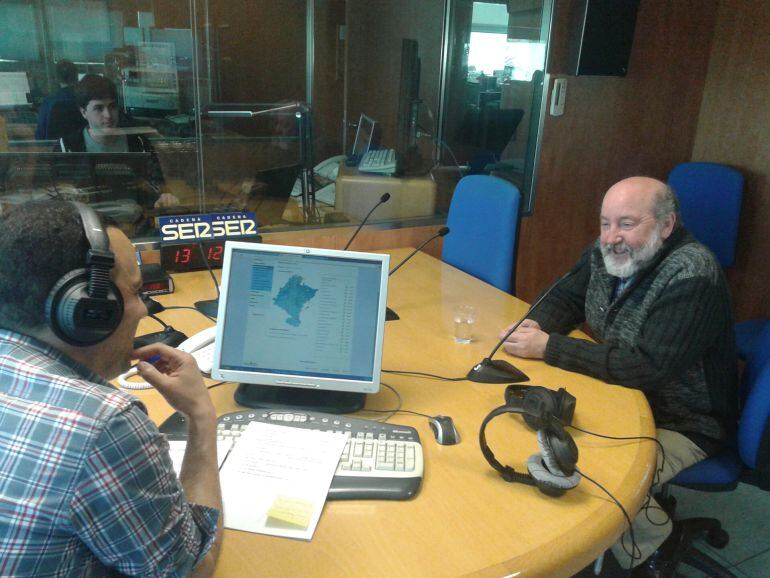 Ignacio Aranguren, conversando con Jaime González, conductor del Hoy por Hoy Navarra