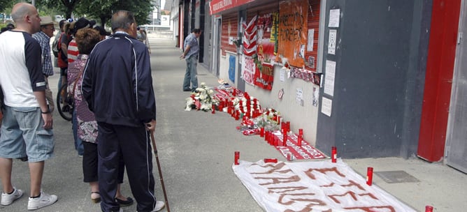 Aficionados del Real Sporting de Gijón han convertido el estadio de fútbol El Molinón en un mausoleo para honrar la memoria del que fuera entrenador del primer equipo, Manolo Preciado, fallecido hoy de un infarto