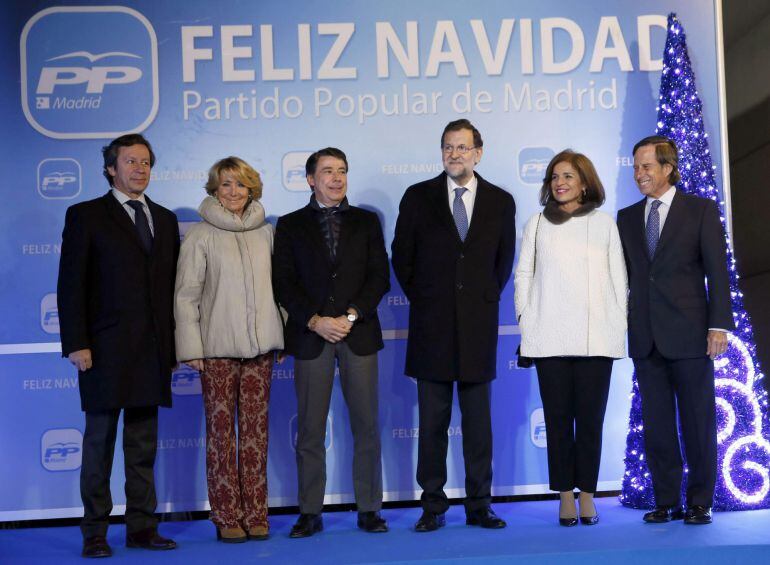 Rajoy, acompañado por el presidente de la Comunidad de Madrid, Ignacio González (3i), por la presidenta del PP de Madrid, Esperanza Aguirre (2i), por la alcaldesa de Madrid Ana Botella (2d), por el vicesecretario general de Organización del PP Carlos Floriano (i) y por el alcalde de Alcobendas Ignacio García de Vinuesa (d), durante la tradicional cena de Navidad de su partido en Madrid