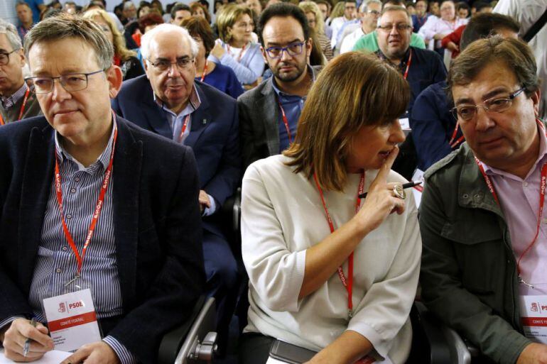 Armengol se ha sentando entre Guillermo Fernández Vara y Ximo Puig durante la reunión del Comité Federal