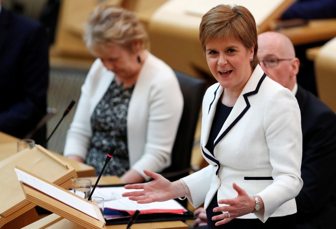 La primera ministra escocesa, Nicola Sturgeon, anuncia plans per un segon referèndum des del parlament de Holyrood.