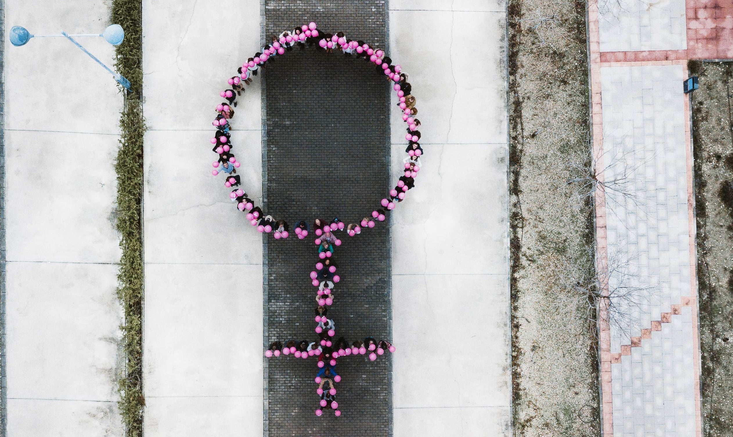 Vista aérea del símbolo femenino o de Venus formado por mujeres con globos.