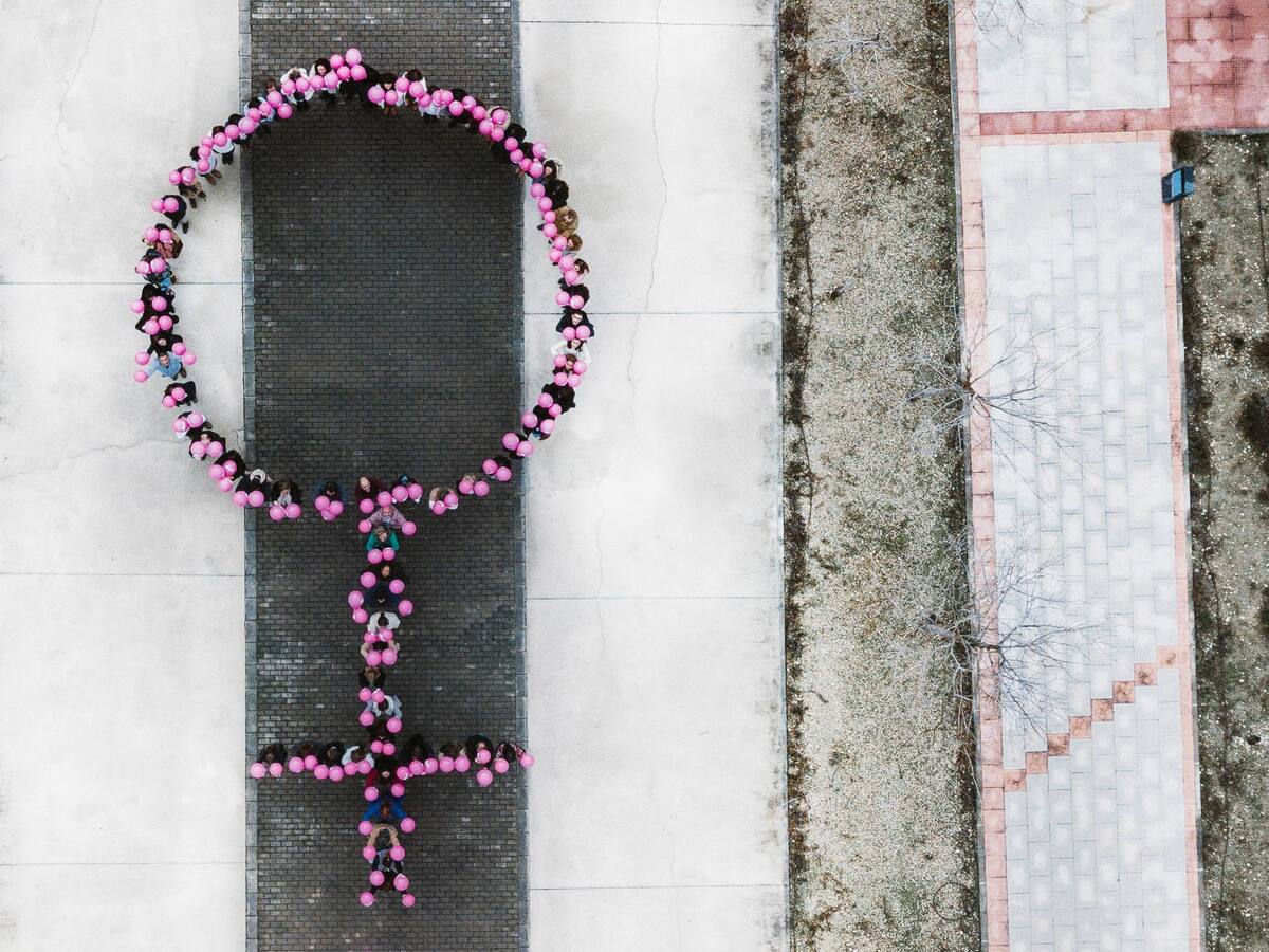 Feministas denuncian que la delegada de Salud "evita" reunirse con ellas