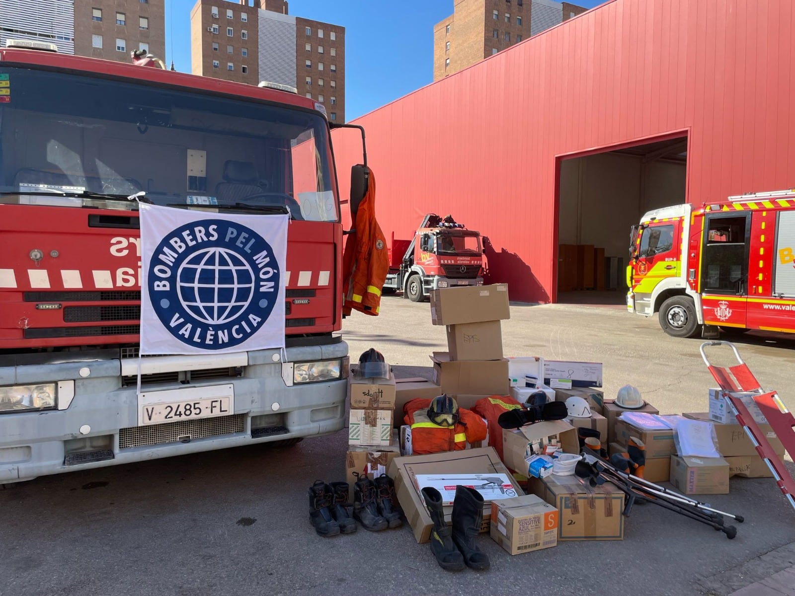 Camión de bomberos y material que Bombers del Món y el Ayuntamiento de València donan a Ucrania