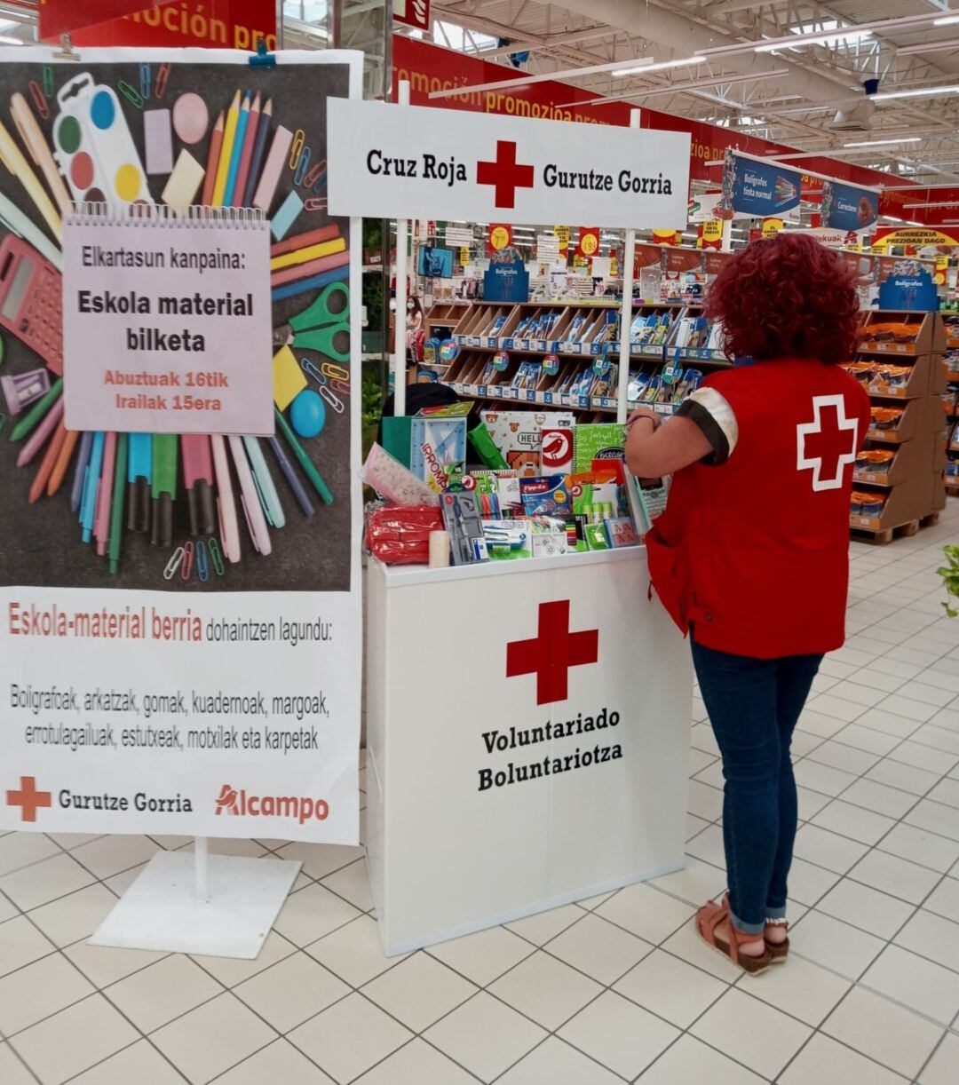 Uno de los puestos de recogida de material escolar  