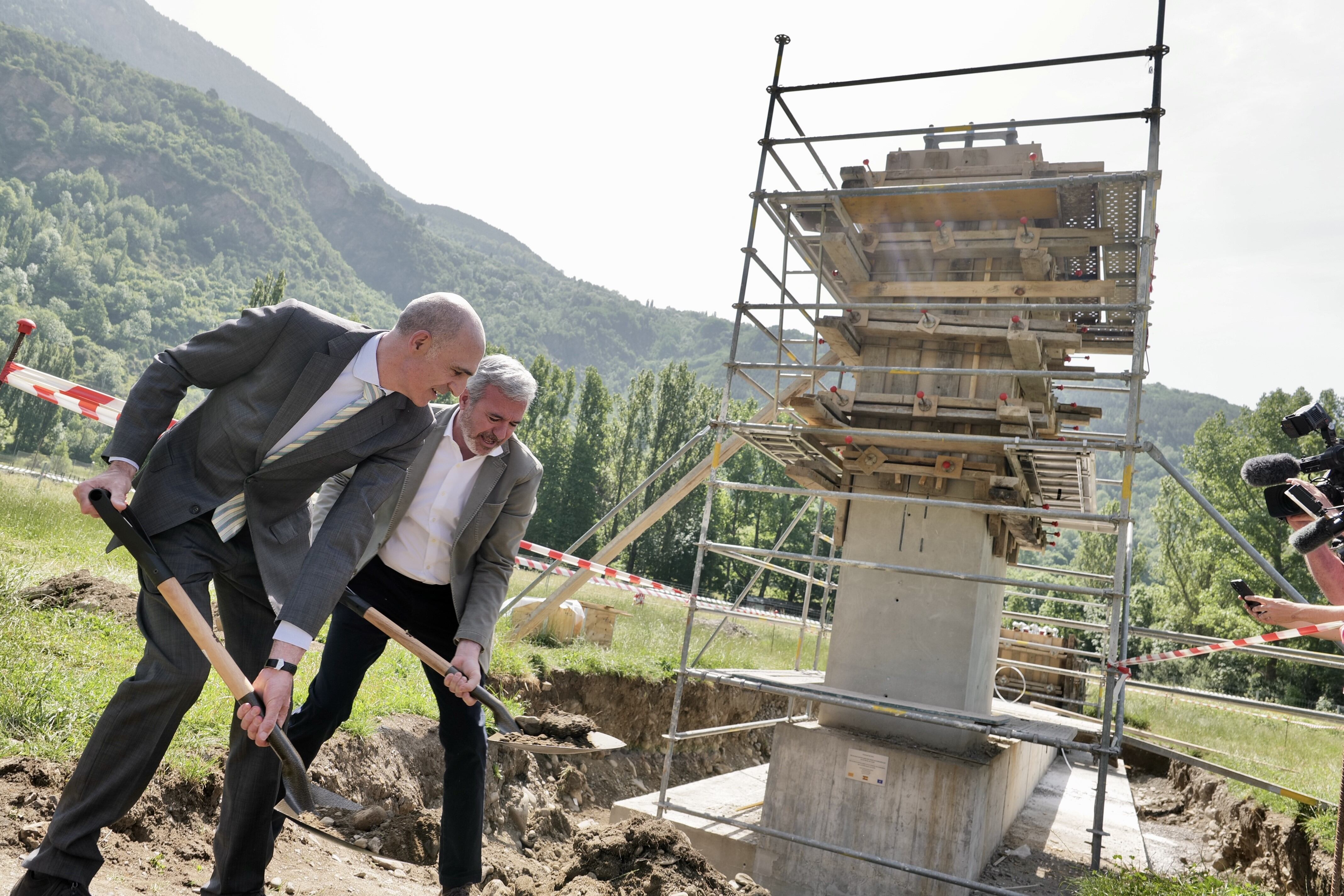 Jorge Azcón y Manuel Mora en el acto de colocación de la primera piedra de la telecabina Benasque-Cerler . Foto 