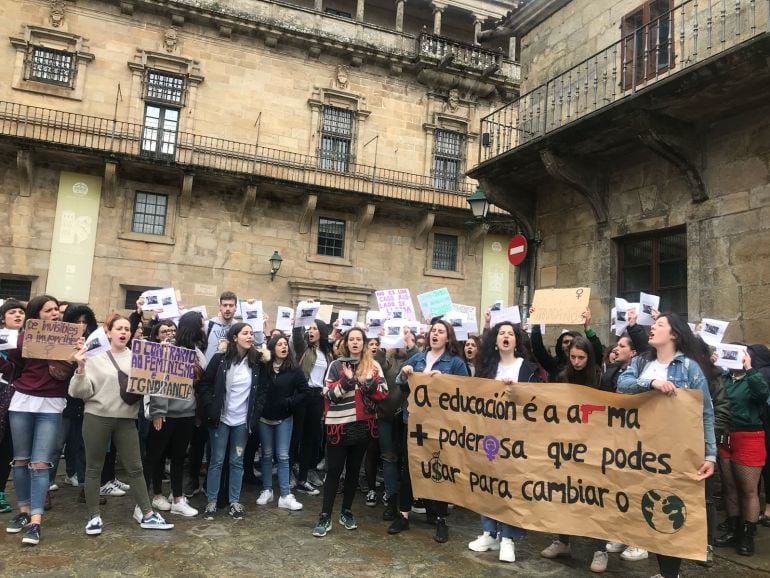 Alumnas de la USC concentradas frente al rectorado