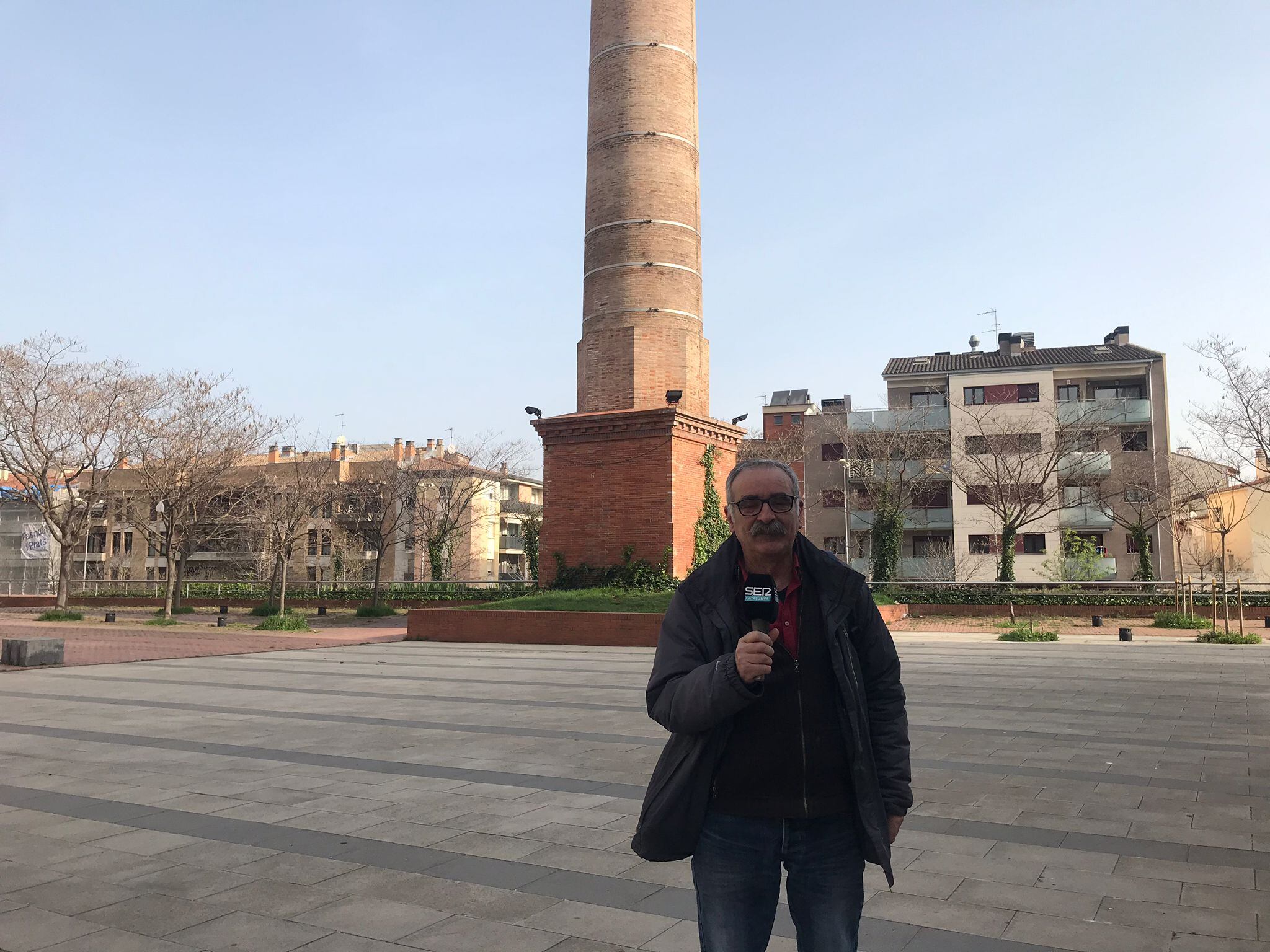 Josep Mara Montalbán davant la xemeneia dels Químics