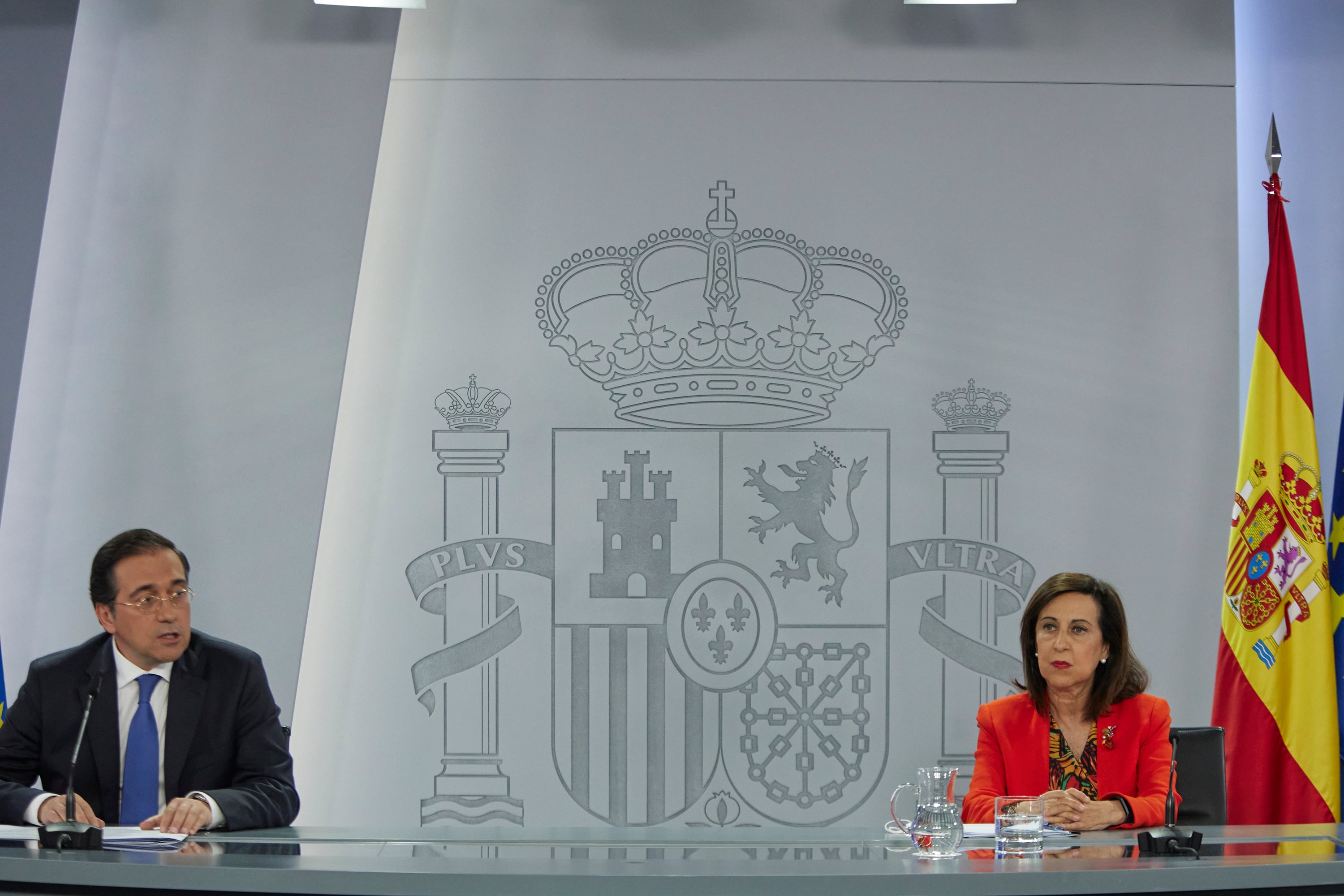 El ministro de Exteriores, Jose Manuel Albares, y la ministra de Defensa, Margarita Robles, en la rueda de prensa de este miércoles