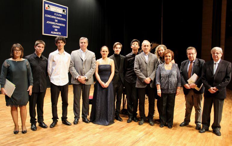 Los participantes del concurso de piano, junto a los concejales Julián Garijo y Juan Francisco Jerez