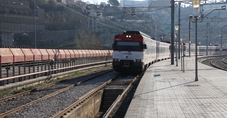 Un tren de rodalies arribant a l&#039;estació de Manresa