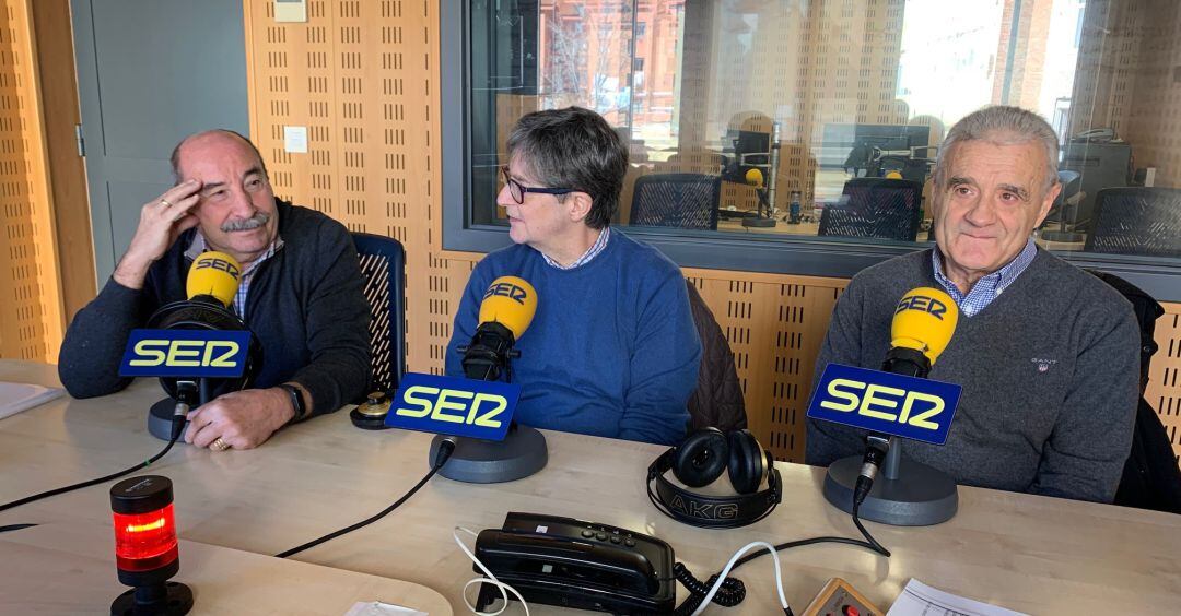 Representantes de la Asociación de Vecinos Bailarín Vicente Escudero, en los estudios de la SER