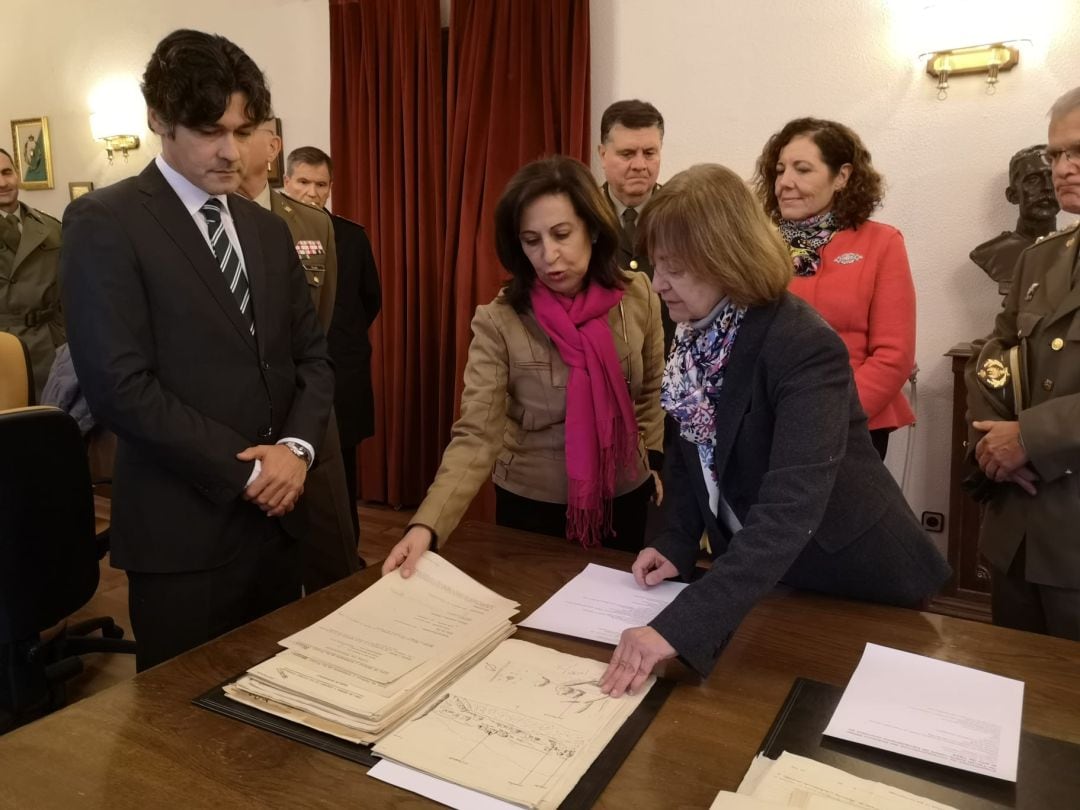 Margarita Robles, en el centro de la imagen, en su visita al Archivo General Militar de Ávila 