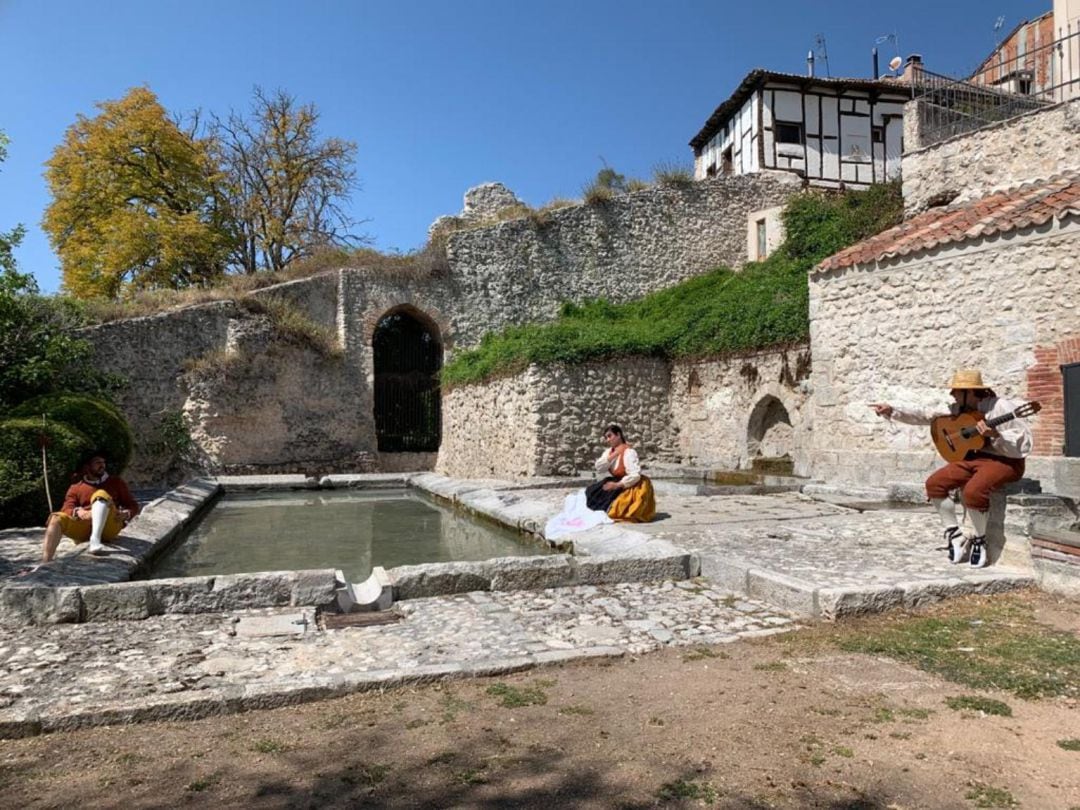 Un momento de la ruta teatralizada en los lavaderos del Exangel en Cuéllar