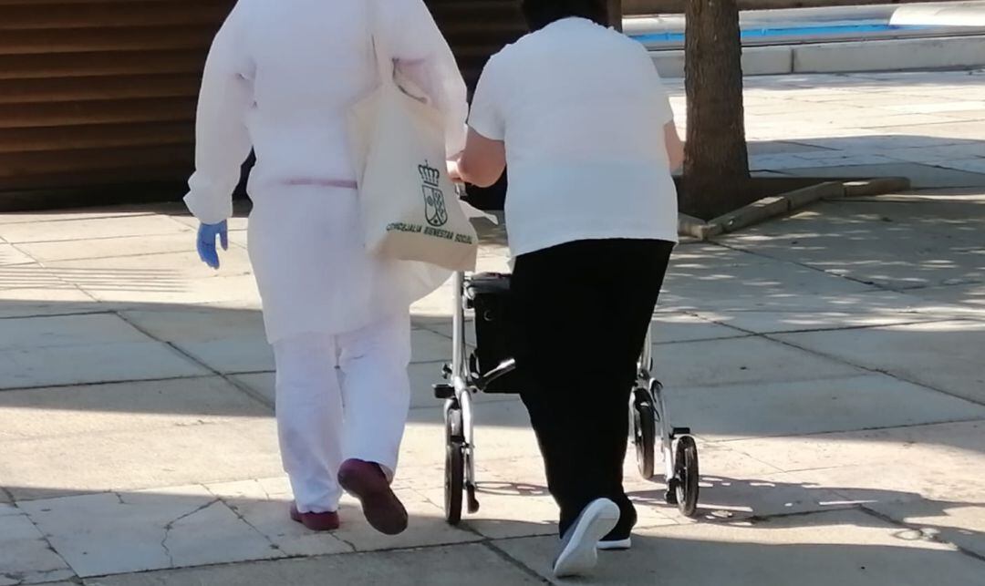 Imagen de archivo de uno de los paseos de los usuarios del centro de día del Lucero 