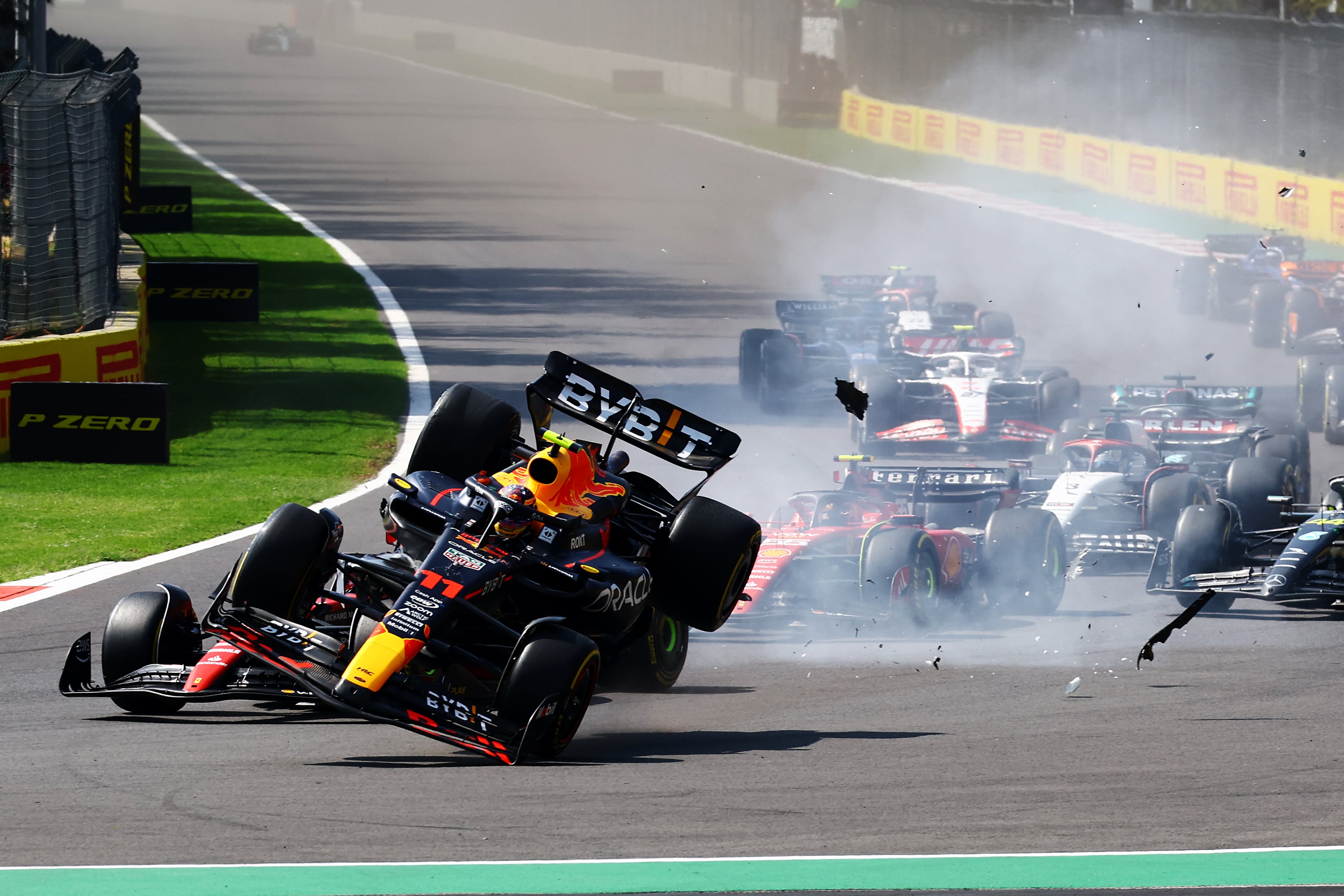 Salida del GP de México, con el accidente entre Checo Pérez y Charles Leclerc