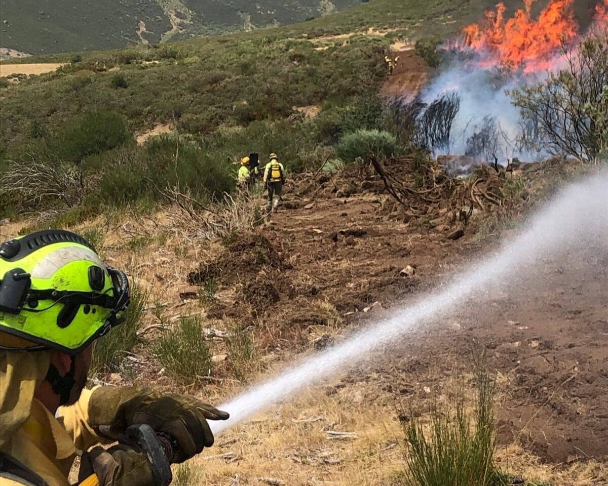 Fotos de los bomberos forestales del Gobierno de Cantabria en el incendio de San Glorio