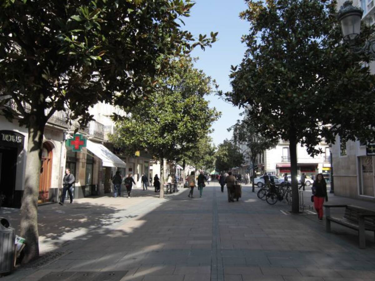 Un hombre identificado por molestar a personas en la calle Dato, acaba detenido por estar reclamado por orden judicial