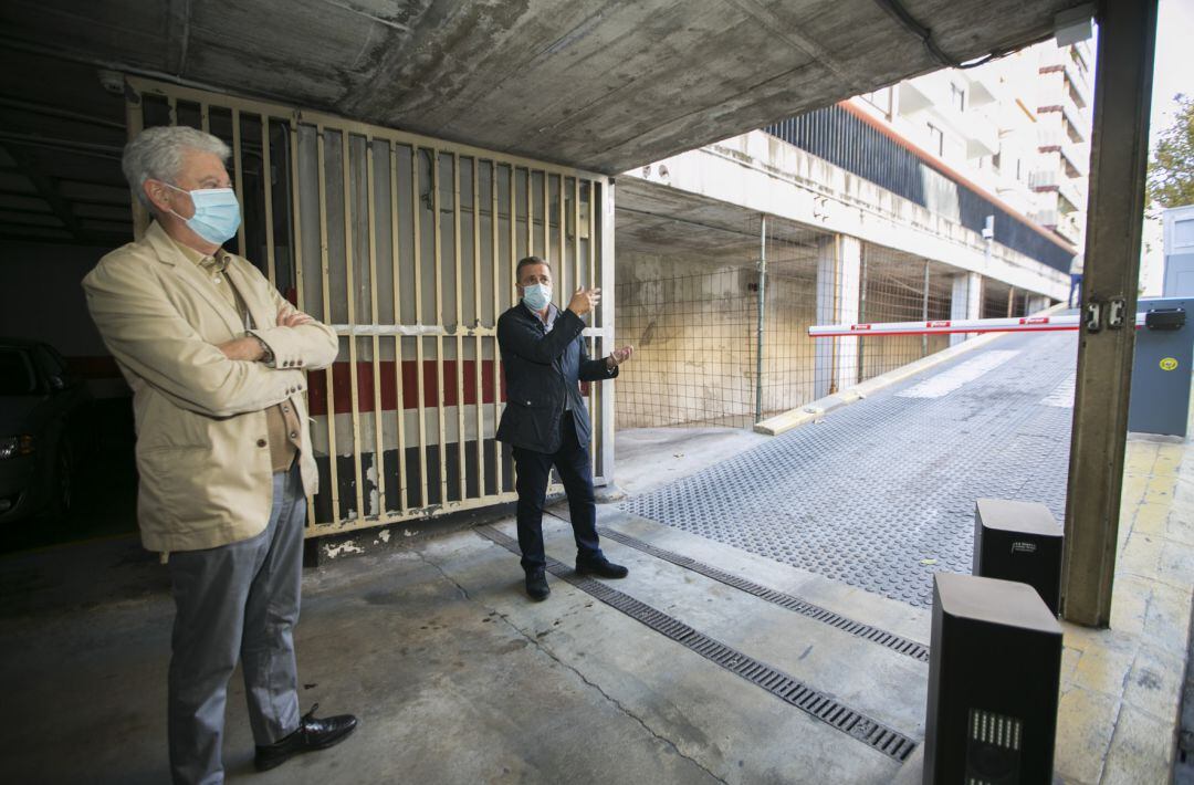 Fernando Mut y Salvador Gregori en el parking del Riu Serpis