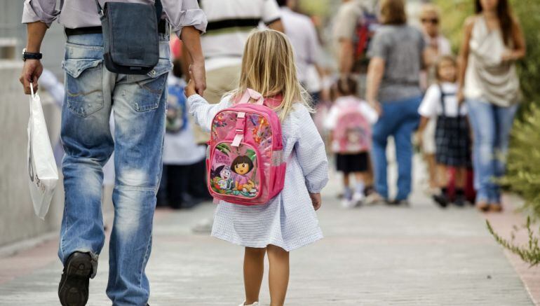 Padre que acompaña a su hija al colegio