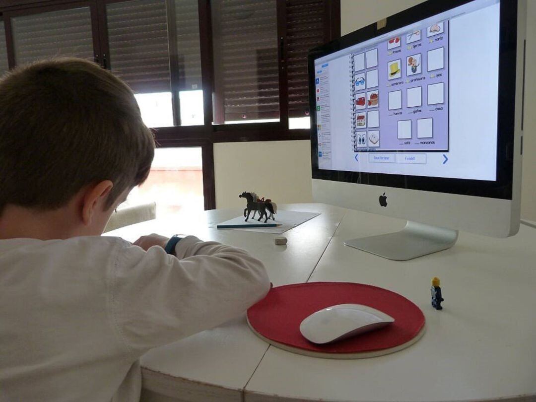 Niño estudiando con el ordenador