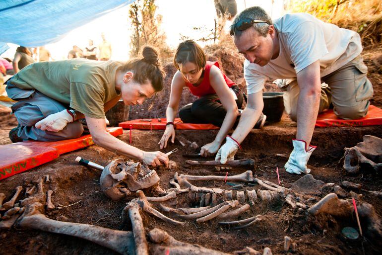 Trabajos de exhumación en una fosa