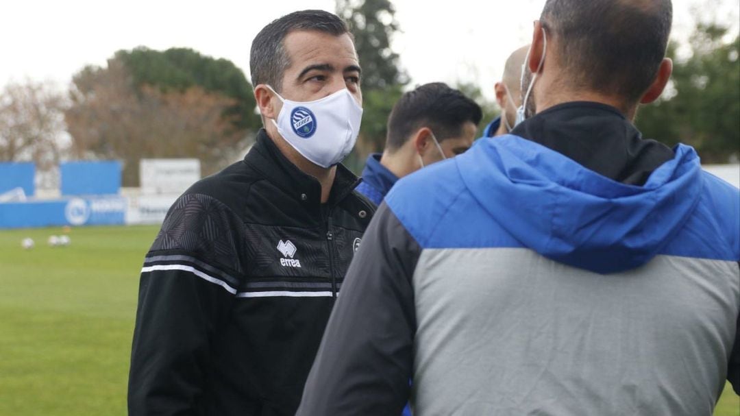 José Pérez Herrera hablando con sus jugadores antes del partido