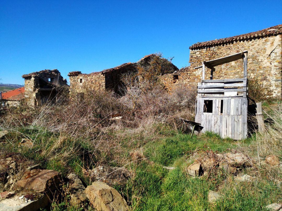 GRAF1812. SORIA 29-03-2019.- Vista del pueblo castellano de Sarnago, que pertenece a la comarca de Tierras Altas, en la provincia de Soria. Cuando en 1525 Sarnago era el principal exportador de lana a Europa, poco podrían imaginar sus habitantes que hoy solo el aire frío de la sierra recorrería esas calles entonces repletas de vida. En aquella época, cuando más de tres millones de ovejas pastaban en los alrededores de Sarnago, la despoblación era un concepto muy lejano y nada parecía augurar el final de un pueblo que en el año 1976 perdió al último de sus moradores. EFE Alida Juliani