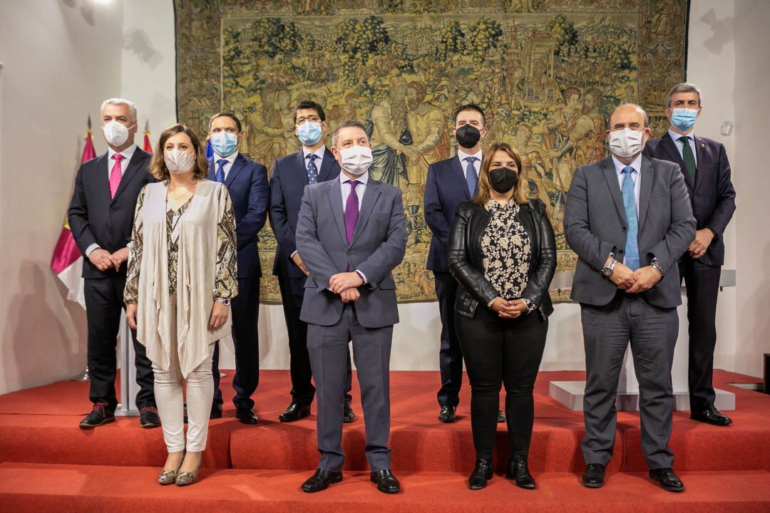 El presidente de Castilla-La Mancha, Emiliano García-Page, firma los convenios del Plan de Empleo con los representantes de las cinco diputaciones provinciales. 