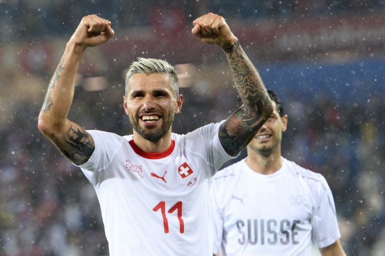 Valon Behrami celebra la victoria de Suiza ante Serbia.