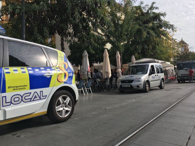 Dispositivo de la policía local en la calle San Fernando retirando veladores