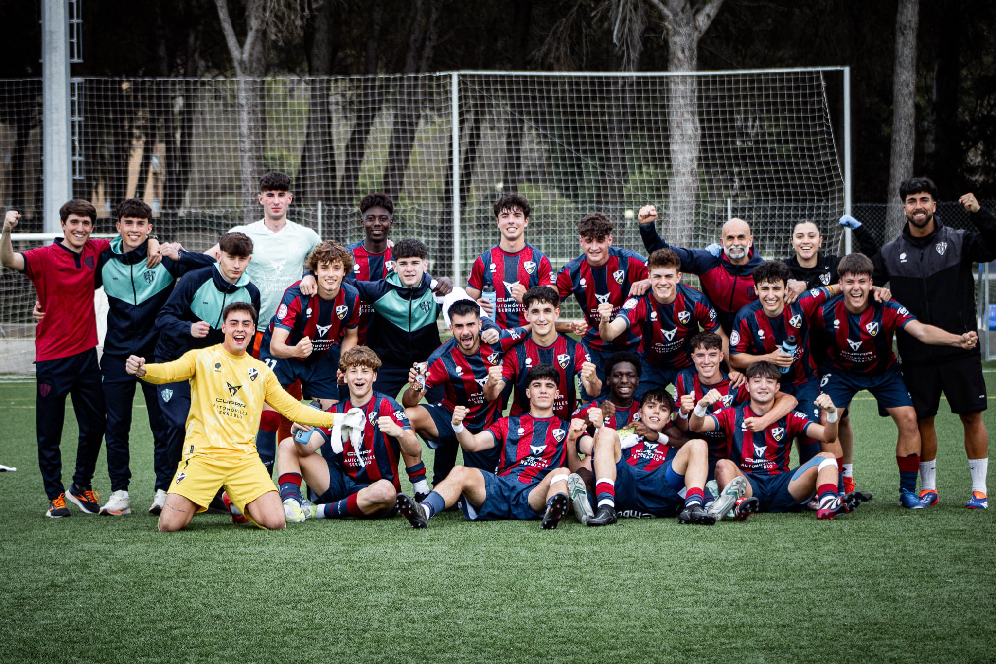 La SD Huesca celebrando la permanencia en la División de Honor Juvenil la pasada temporada