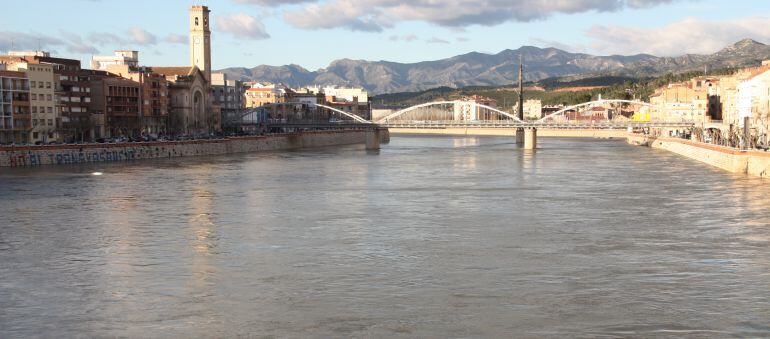 El riu Ebre al seu pas per Tortosa.